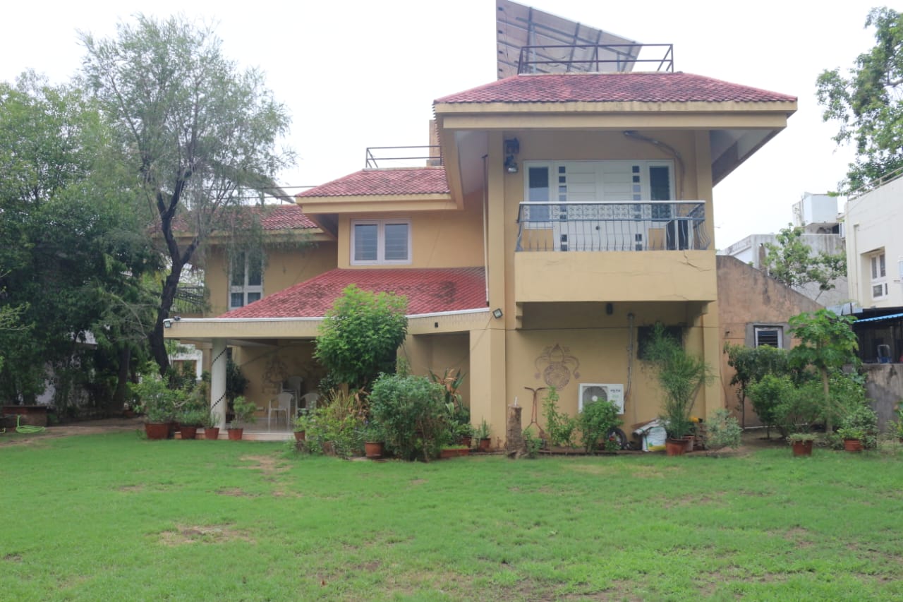 JR1010 - Bopal (Ahmedabad) માં 900 વારનો લક્ઝરી બંગલો વેચાણ માટે – Prime Location સાથે Garden & Modern Amenities