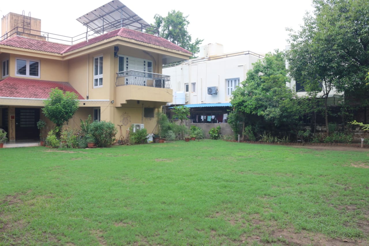 JR1010 - Bopal (Ahmedabad) માં 900 વારનો લક્ઝરી બંગલો વેચાણ માટે – Prime Location સાથે Garden & Modern Amenities