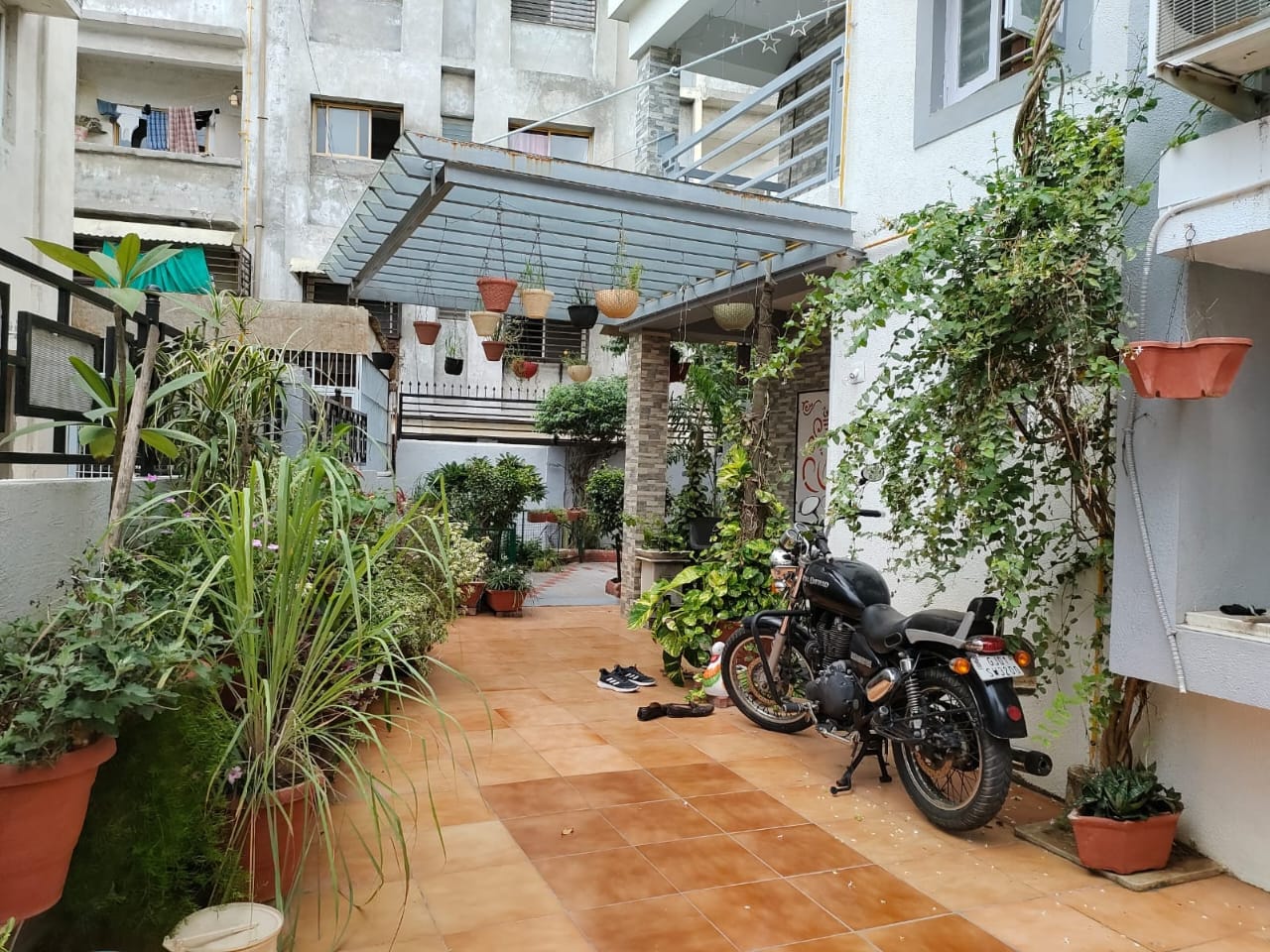 JR1023 - મોટેરા (અમદાવાદ) ખાતે 319 Sq. Yards નો Fully Furnished Bungalow વેચાણ માટે — Private Garden અને Terrace Garden સાથે