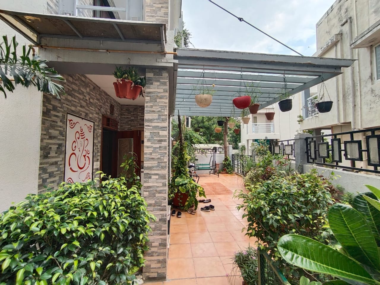 JR1023 - મોટેરા (અમદાવાદ) ખાતે 319 Sq. Yards નો Fully Furnished Bungalow વેચાણ માટે — Private Garden અને Terrace Garden સાથે