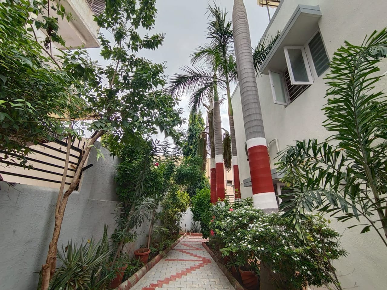 JR1023 - મોટેરા (અમદાવાદ) ખાતે 319 Sq. Yards નો Fully Furnished Bungalow વેચાણ માટે — Private Garden અને Terrace Garden સાથે